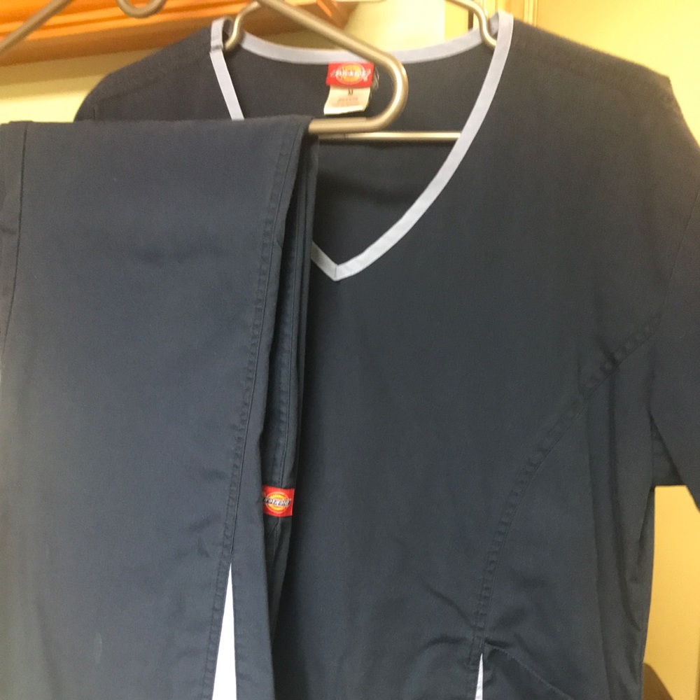 Scrub set